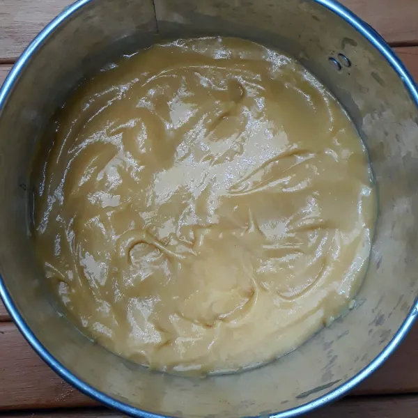 Masukkan setengah bagian adonan ke loyang bongkar pasang diameter 16 yang sudah di alasi kertas roti & diolesi margarin tipis-tipis. Lakukan juga pada sisa adonan.