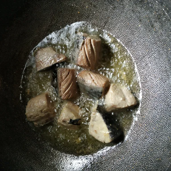 Goreng ikan, sisihkan