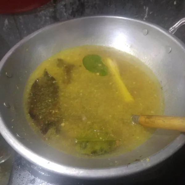 Lalu masukkan ke dalam air rebusan daging, bumbui dengan garam dan kaldu bubuk lalu masukkan irisan daun bawang. masak hingga bumbu meresap. Tes rasa.