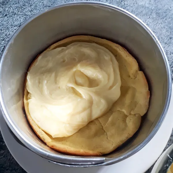 Penyelesaian : letakkan 1 lembar kulit lalu tuang vla di atasnya lalu ratakan.