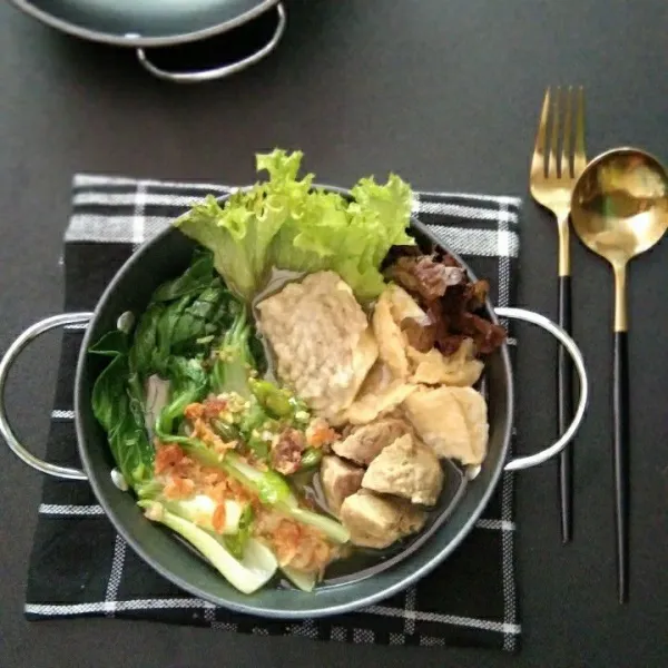 Siapkan wadah, tuang pokcoy bakso kuah rawit, beri taburan bawang goreng dan pangsit goreng, sajikan