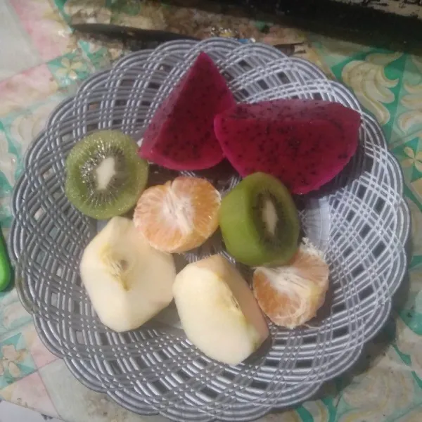 Kupas buah lalu cuci bersih.