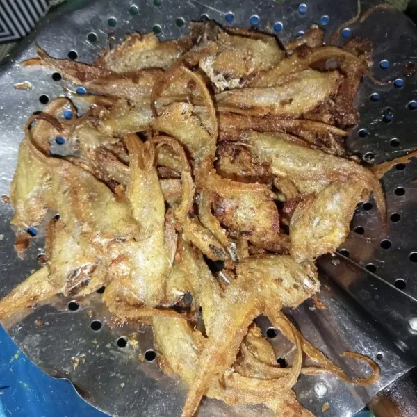 Goreng ikan hingga matang dan agak kering