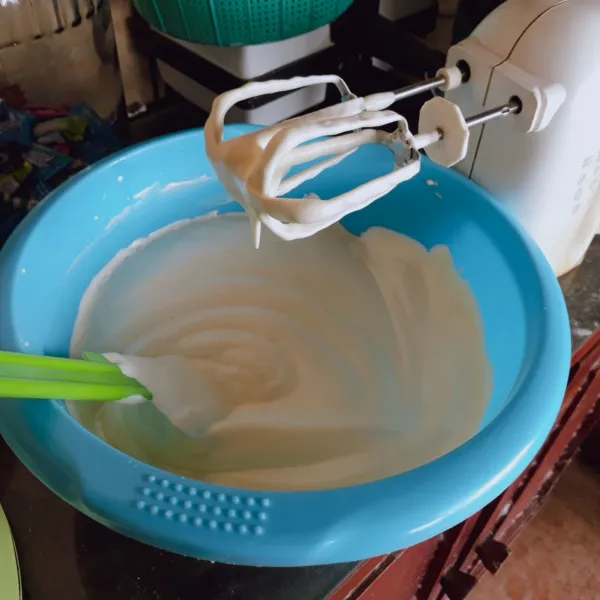 Mixer telur, gula, SP & garam dengan kecepatan tinggi hingga kental berjejak