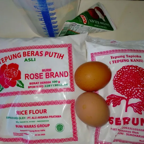 Siapkan semua bahan adonan.