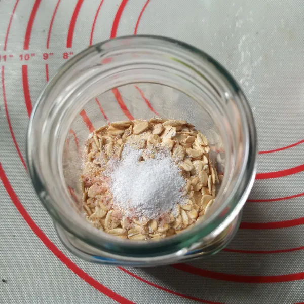 Dalam wadah masukkan rolled oats, chia seed, himsalt dan gula diet.