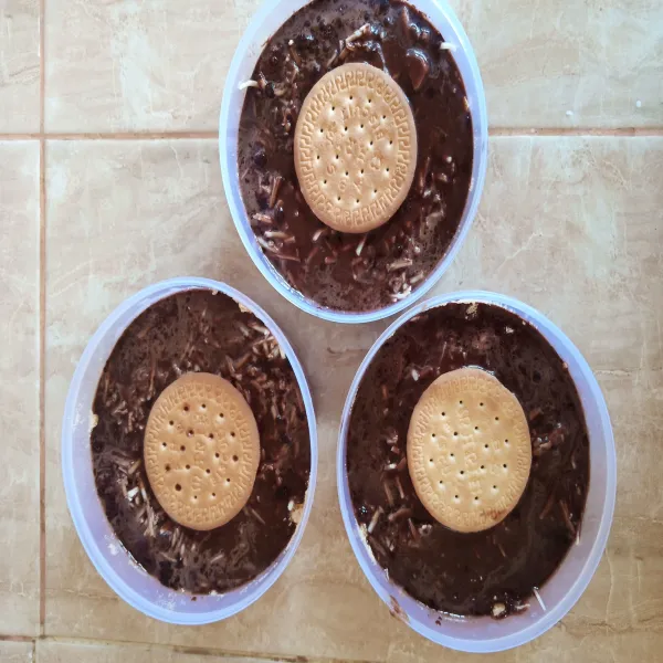 Tuang adonan coklat beng-beng dan toping biskuit. Simpan di lemari es