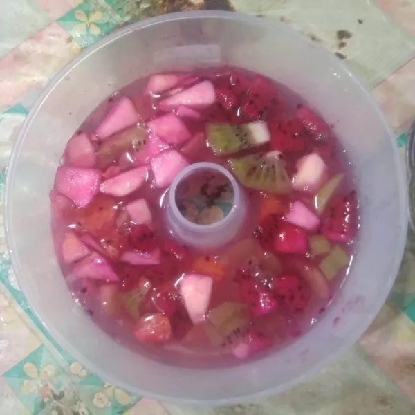 Tuang puding ke dalam cetakan puding. Biarkan padat disuhu ruang lalu masukkan ke dalam kulkas.