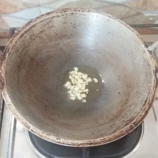 Panaskan minyak, tumis bawang putih hingga harum.