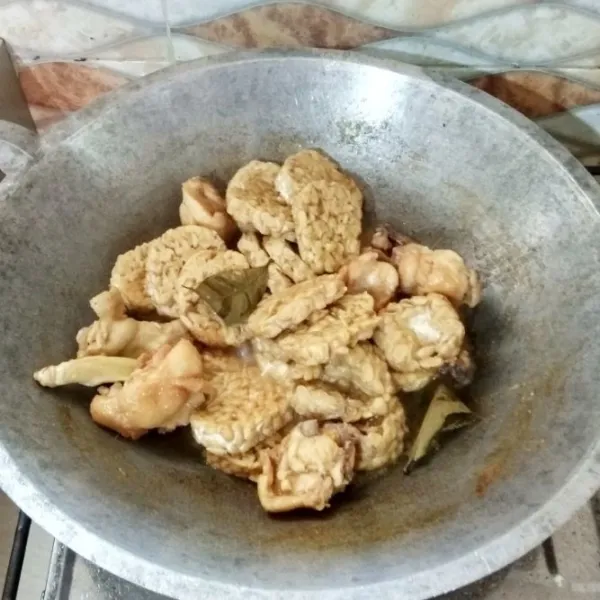 Setelah air aga menyusut, koreksi rasanya. Jika rasanya sudah pas, ungkep lagi bacem hingga airnya benar-benar menyusut. Angkat. Bacem ayam tempe siap untuk digoreng.