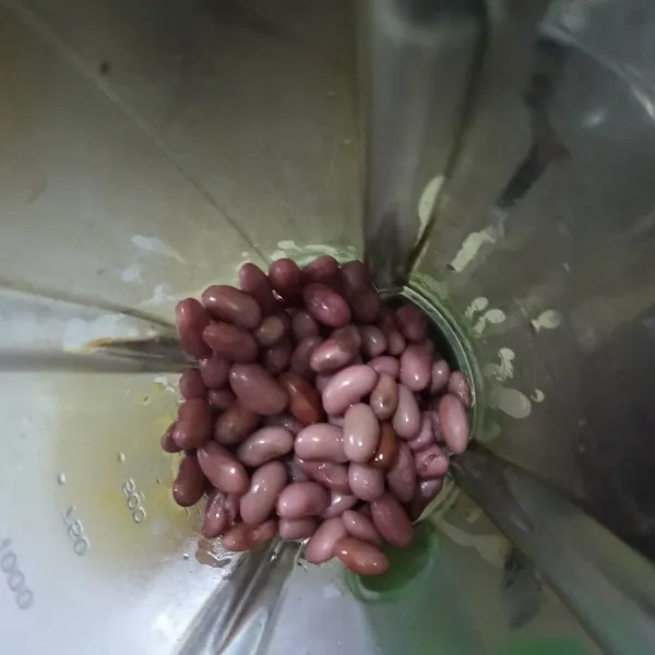 Rendam kacang merah semalaman. Lalu rebus dgn air sesuai resep hingga empuk. Ambil sebagian kacang merah dan blender.