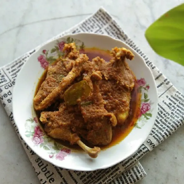 Salin bebek ungkeb dalam piring saji, sajikan