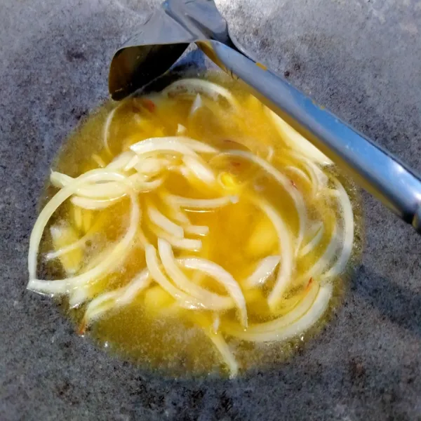 tumis bawang bombay dengan margarin hingga wangi.