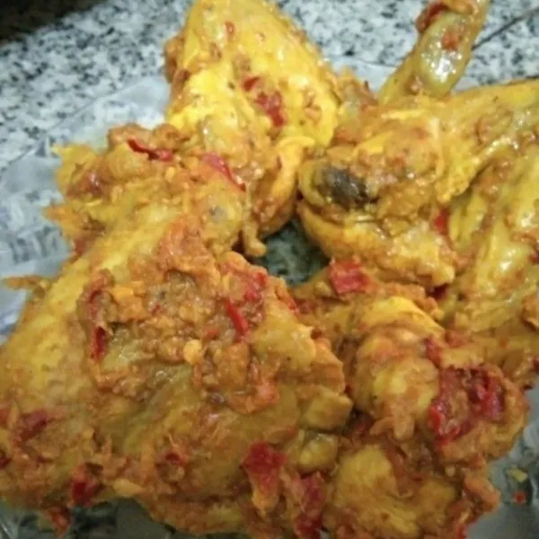 Masak hingga ayam matang dan bumbu menyerap