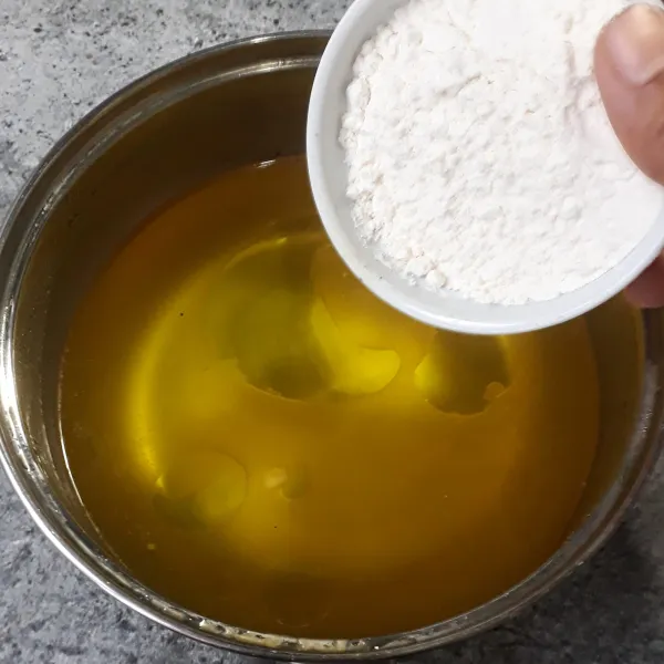 Kulit.: Rebus air, margarin butter dan garam hingga mendidih lalu masukkan tepung terigu sedikit demi sedikit sambil diaduk hingga rata. Dinginkan hingga suam kuku.