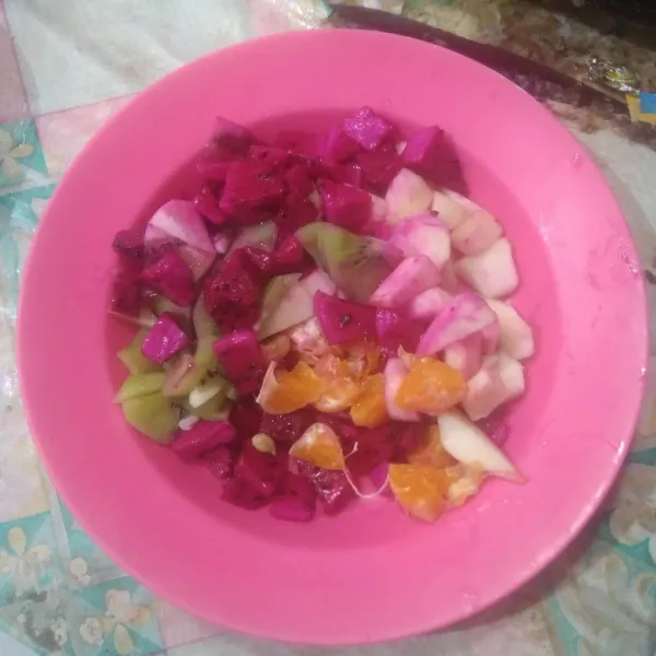 Potong-potong buah kecil-kecil.