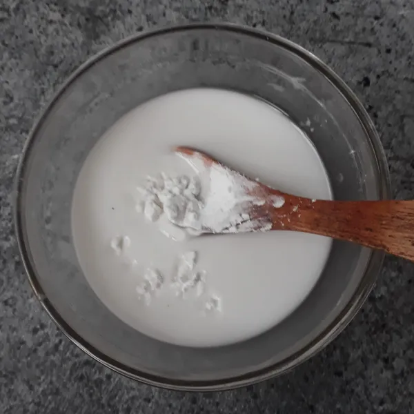 Vla : larutkan tepung maizena dengan sebagian susu cair.