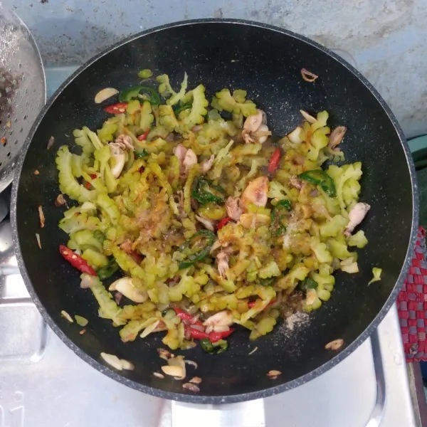 Tambahkan gula, garam, lada bubuk dan kecap manis. Aduk rata. Masak sampai bumbu meresap. Icip rasa. Angkat dan sajikan.