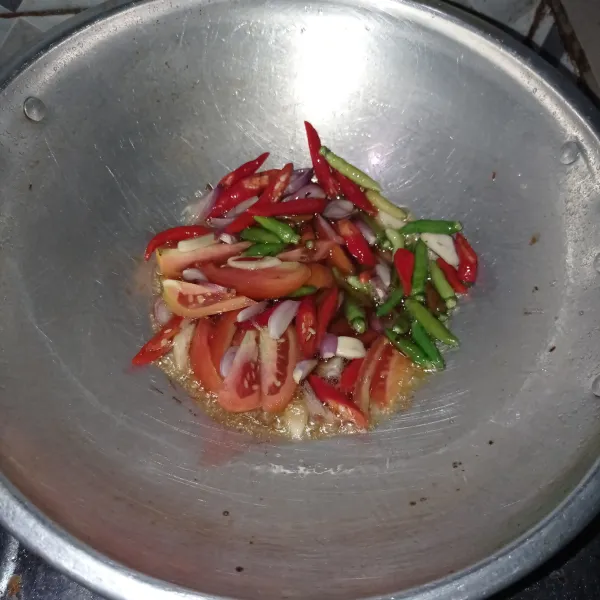 Tumis bawang merah, bawang putih, cabe, dan tomat sampai matang