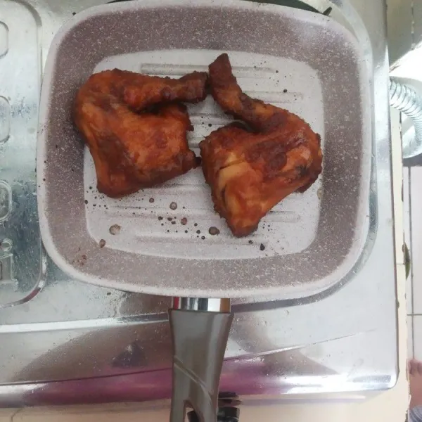 Bakar ayam menggunakan teflon dengan api kecil, lalu olesi ayam dengan sisa bumbu yang sebelumnya sudah ditambahkan margarin lalu sajikan
