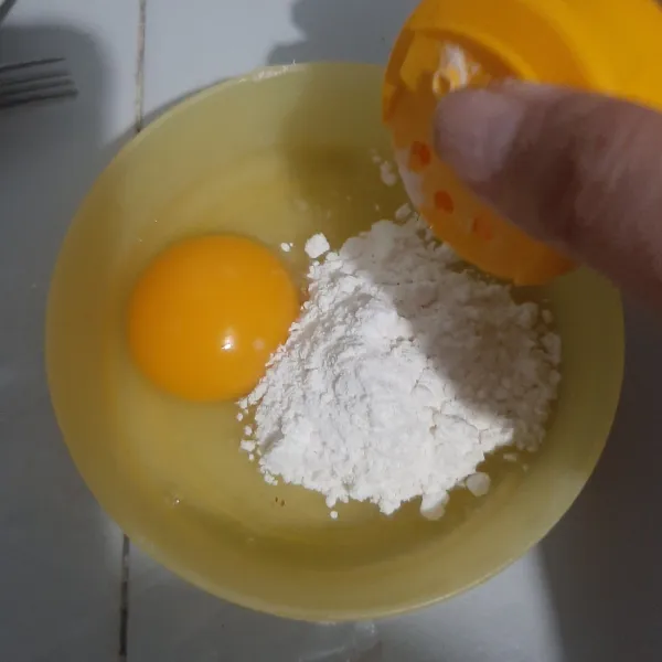 Campurkan telur, terigu, bawang putih bubuk dan garam.