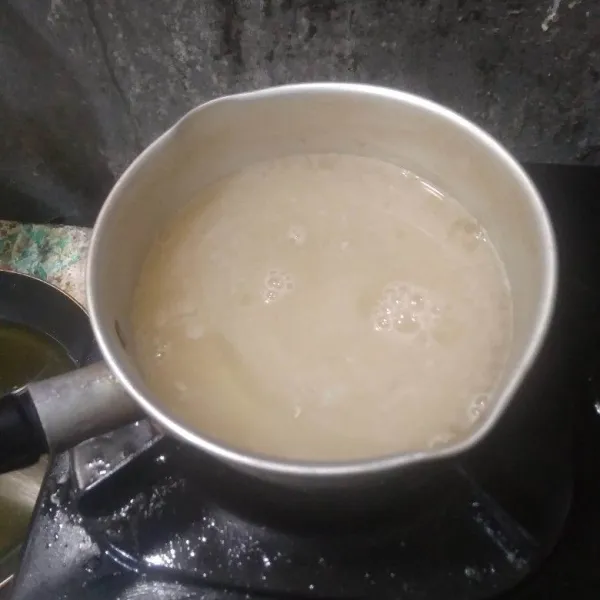 Campur gula pasir, nutrijel leci dan air, aduk rata lalu rebus hingga mendidih. Tunggu hingga uap hilang.