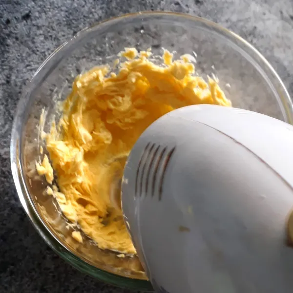 Margarin butter di mixer hingga putih dan lembut.