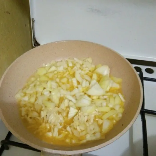 siapkan bawang bombay dan bawang putih, tumis dengan margarin hingga harum, sisihkan