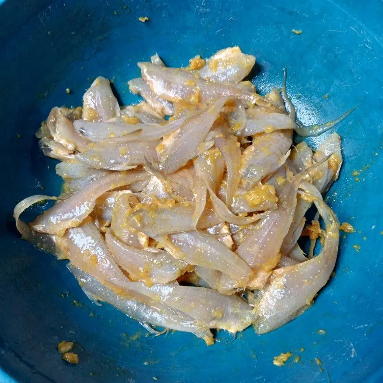 Step 3 Ikan Bulu Ayam Goreng Bumbu Kunyit