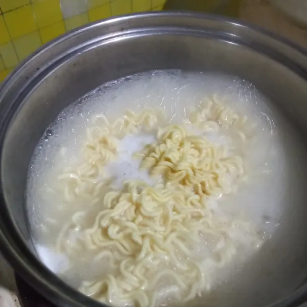 Rebus mie ditambah dengan 1 sdm minyak goreng agar tidak lwngket. Rebus hingga mie empuk, lalu tiriskan