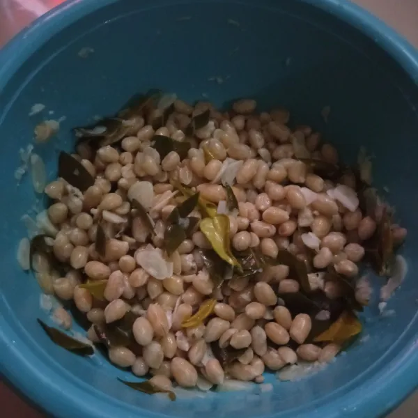 Tiriskan kacang agar terpisah dengan sisa santan.