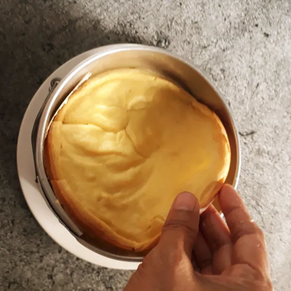 Letakkan 1 lembar kulit yang satunya lalu simpan di dalam kulkas hingga vla set.