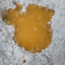 Masukkan margarine cair, aduk rata