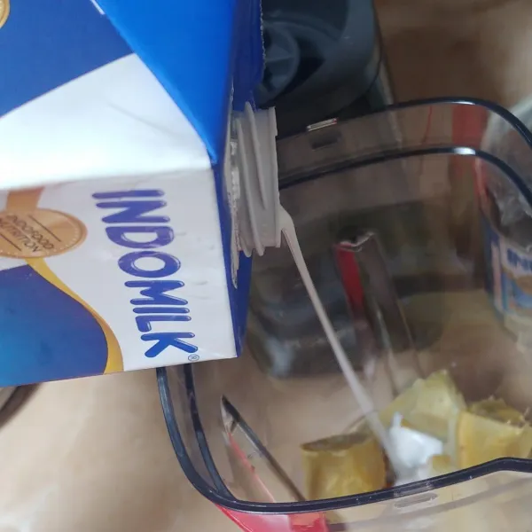 Masukan ke dalam blender dan tuang susu cair