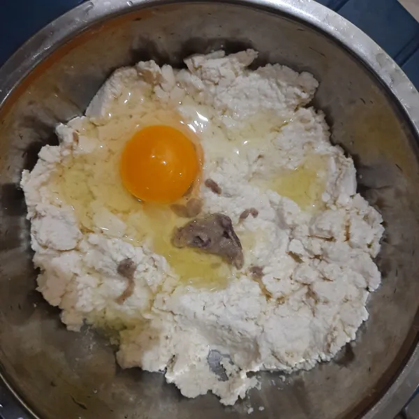 Masukkan telur dan bumbu halus ke dalam tahu