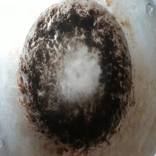 Rebus air dan beri sedikit garam sampai mendidih.