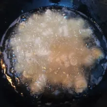 Panaskan wajan, beri minyak secukupnya. goreng adonan kue garpu hingga kuning keemasan. Angkat, tiriskan. kemudian masukkan dalam toples kedap udara