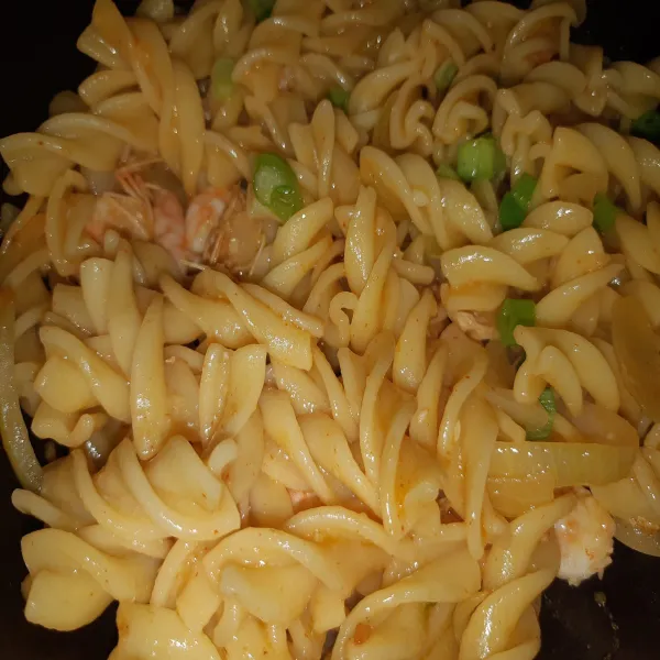 Masukkam pasta dan daun bawang, aduk hingga merata, saya masak hingga air menyusut dan agak kering
