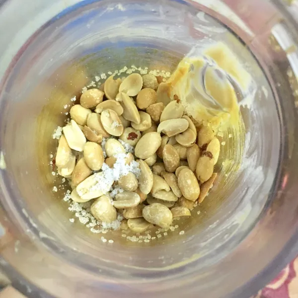 Blender kacang tanah, gula pasir dan sejumput garam hingga halus.
