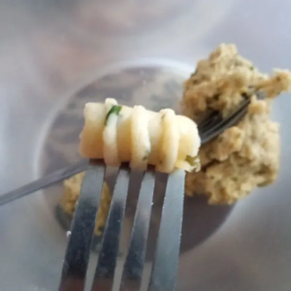 Ambil adonan sedikit kemudian bentuk dengan menggunakan bagian belakang garpu