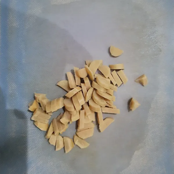 Potong sosis jadi kecil-kecil