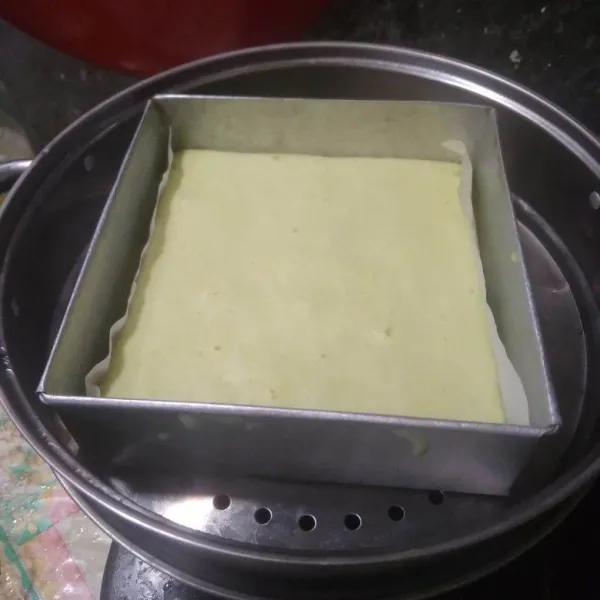 Masukkan ke dalam kukusan yang sudah dipanaskan sebelumnya. Kukus dengan api sedang selama 35 menit. Tutup kukusan dibungkus serbet bersih.