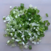 Diiris Daun bawang diiris-iris tipis.