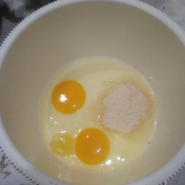 Masukkan telur, gula dan SP. Mixer dengan kecepatan tinggi hingga putih kental berjejak. Kurang lebih 3 menitan.