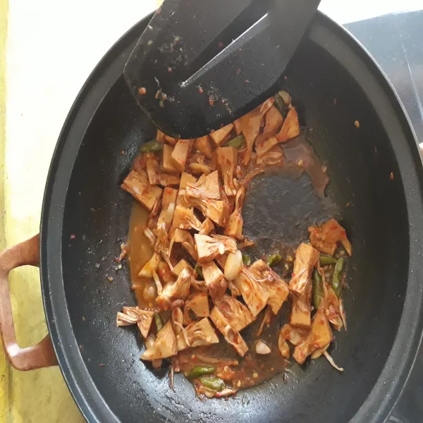 Tumis pedas gori siap disajikan.