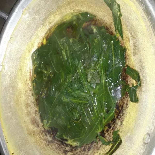 Setelah daun singkong empuk, matikan kompor. Tiriskan daun singkong.