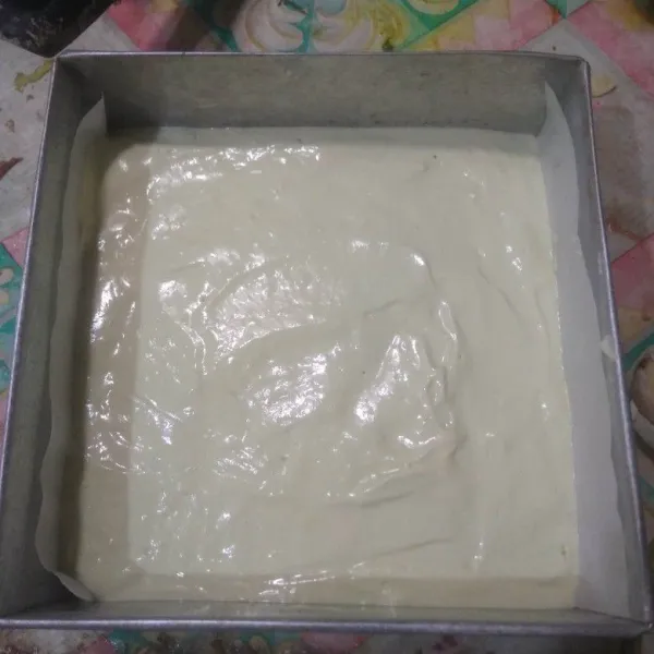 Masukkan ke dalam loyang yang sudah diolesi margarin dan dialasi kertas roti. Ratakan lalu hentakan 2-3x.