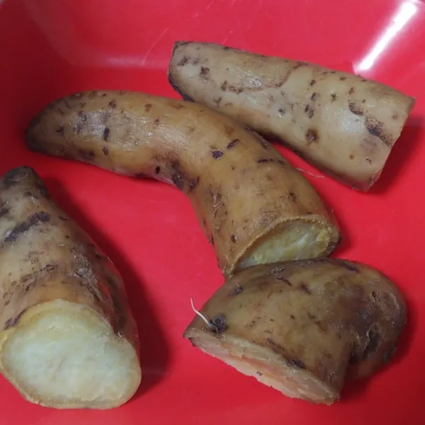 Kukus ubi hingga matang, tunggu hangat lalu kupas ubi