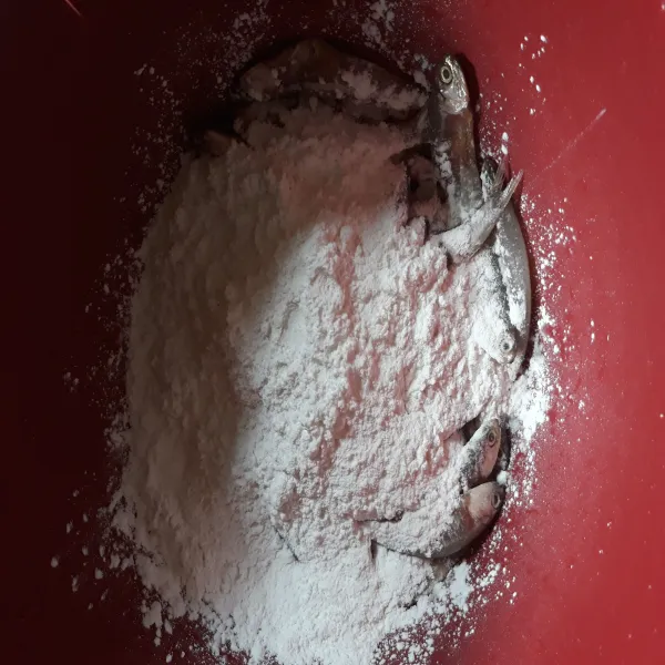 Masukkan tepung beras, garam, ketumbar dan lada bubuk.