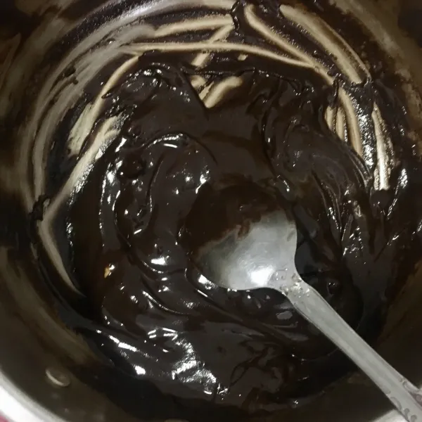Lelehkan Dark Cooking Coklat bersama mentega. Jika ingin warna lebih muda dan rasa lebih creamy bisa diganti dengan milk coklat, atau coklat kemasan seperti cadburry.